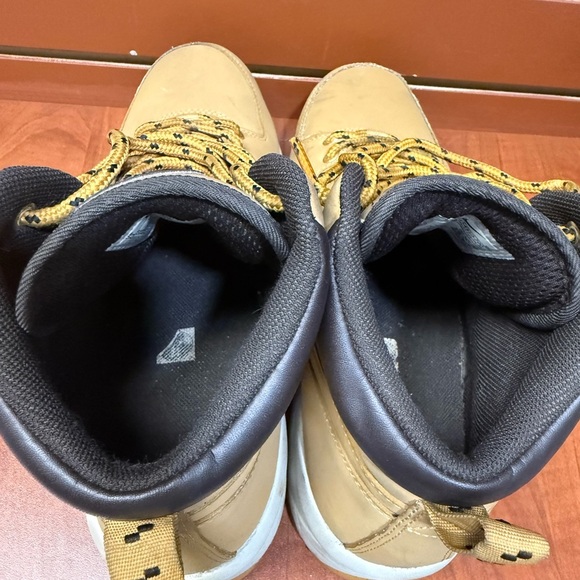 Nike Tan and Black Hiking Boots with Ankle Support - Picture 4 of 9